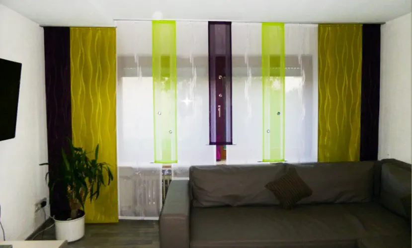 Versetzte Flächenpaneele mit Dekostoff und Stores