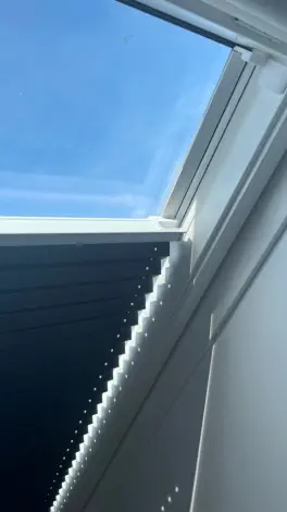 Komplettfenster-Plissee (hell, halb geöffnet)